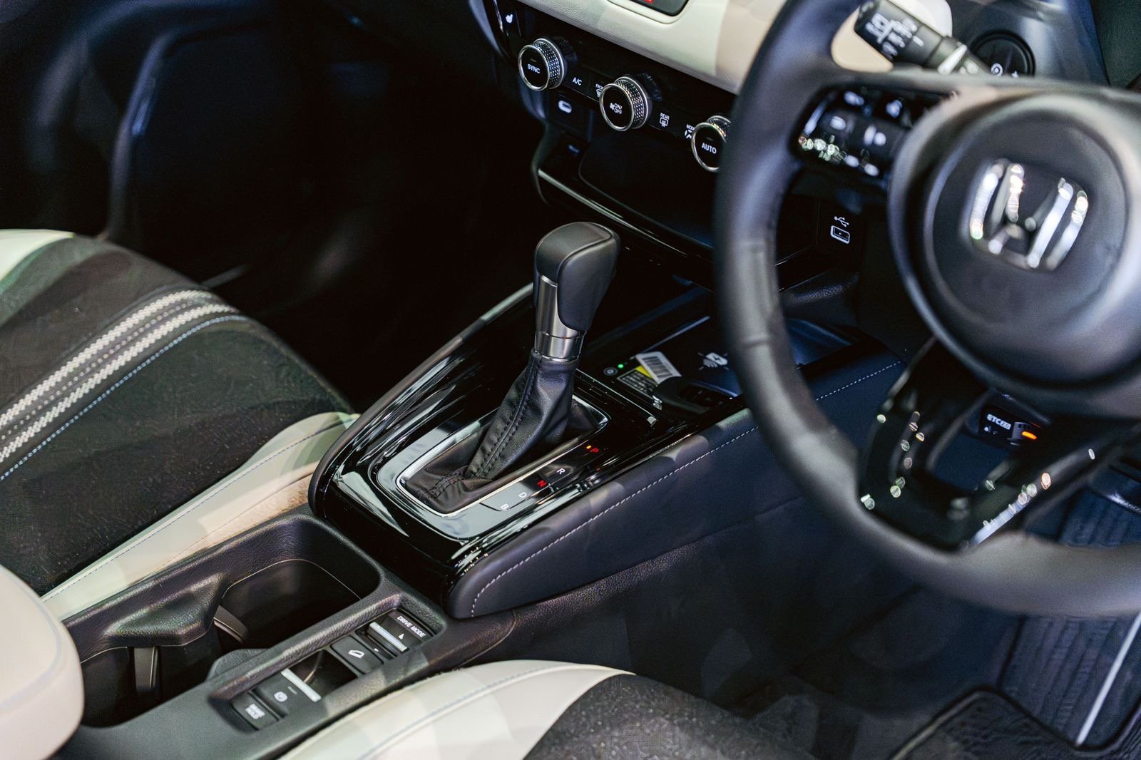 Honda Vezel Z Play Moonroof 2025