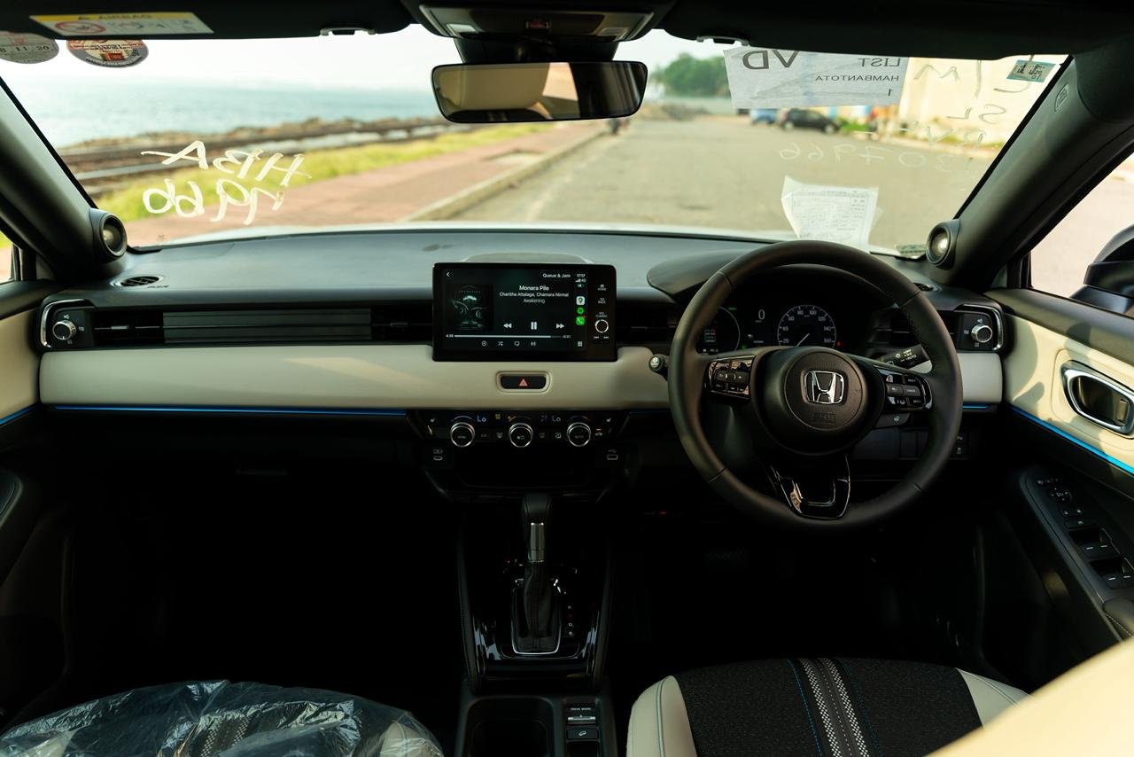 Honda Vezel Z play moonroof 2025