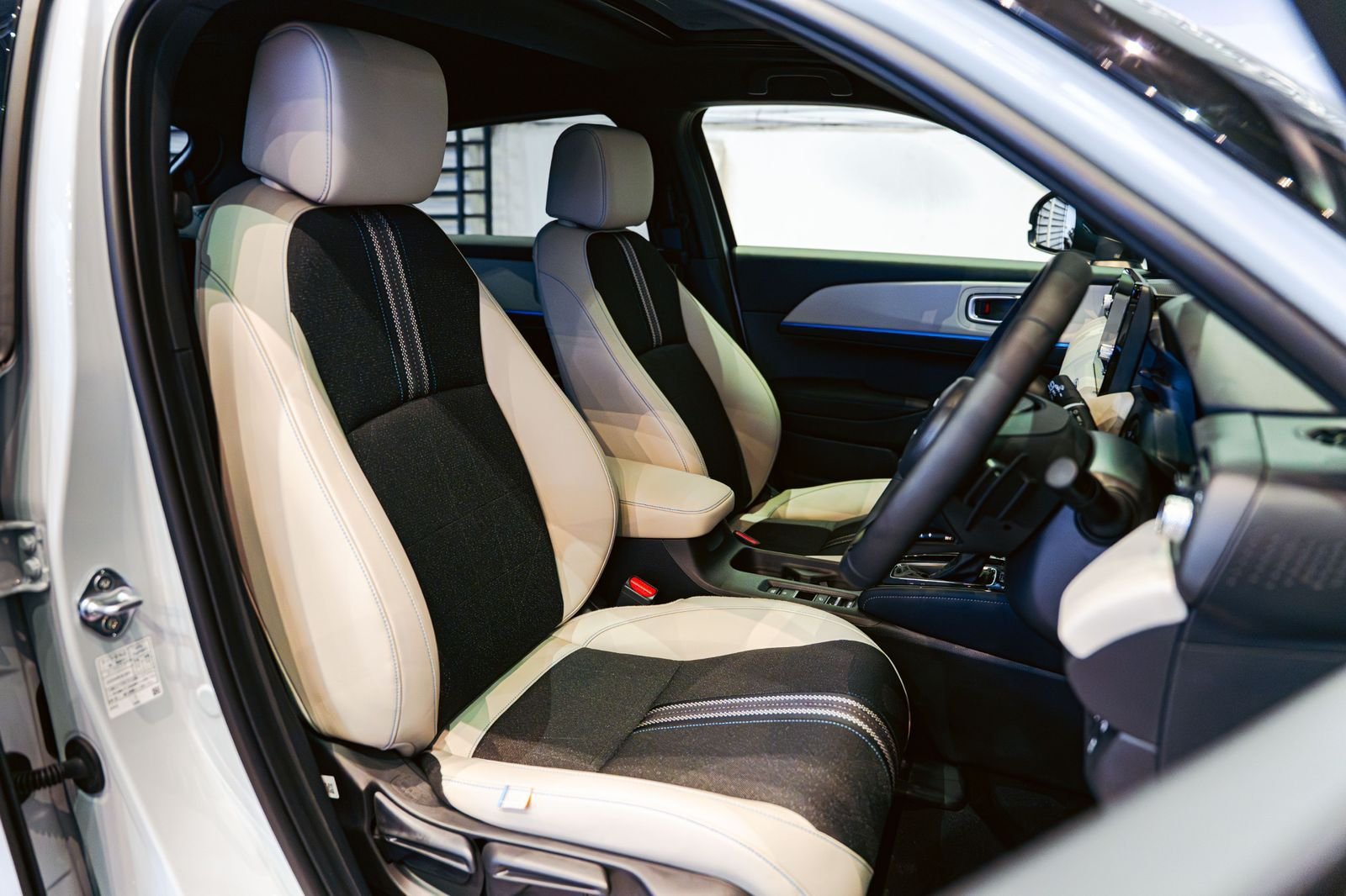 Honda Vezel Z Play Moonroof 2025 Sunlight White
