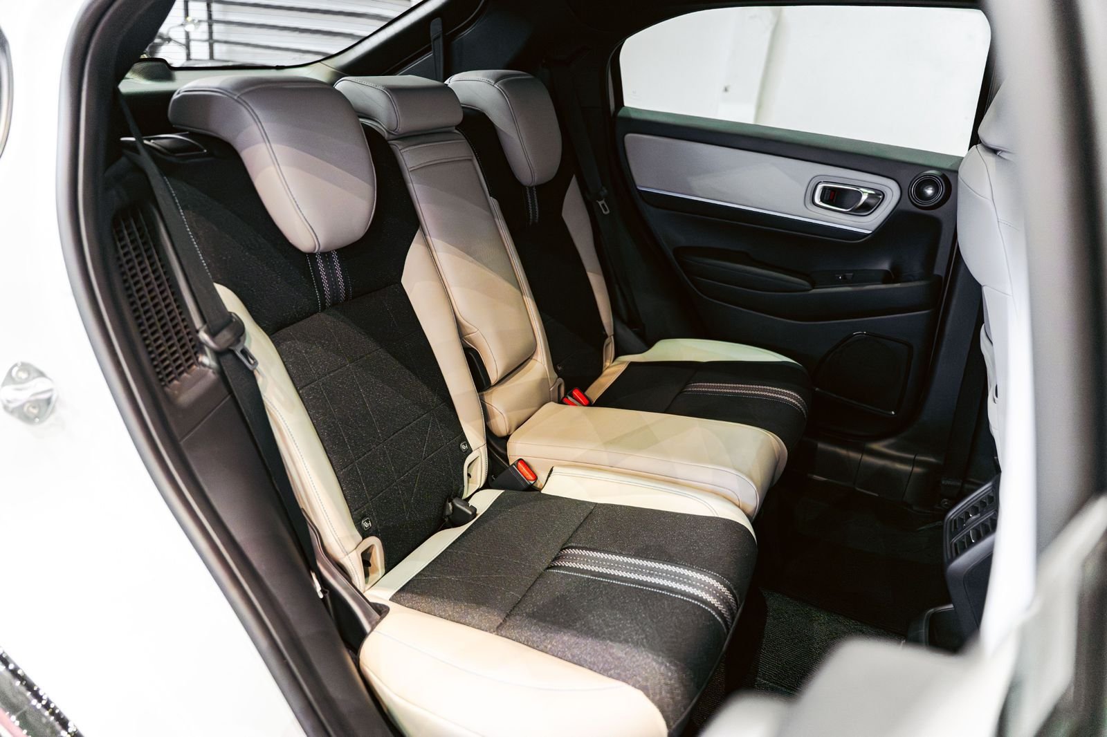 Honda Vezel Z Play Moonroof 2025 Sunlight White