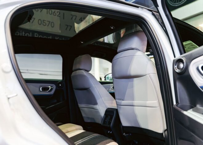 Honda Vezel Z Play Moonroof 2025 Sunlight White