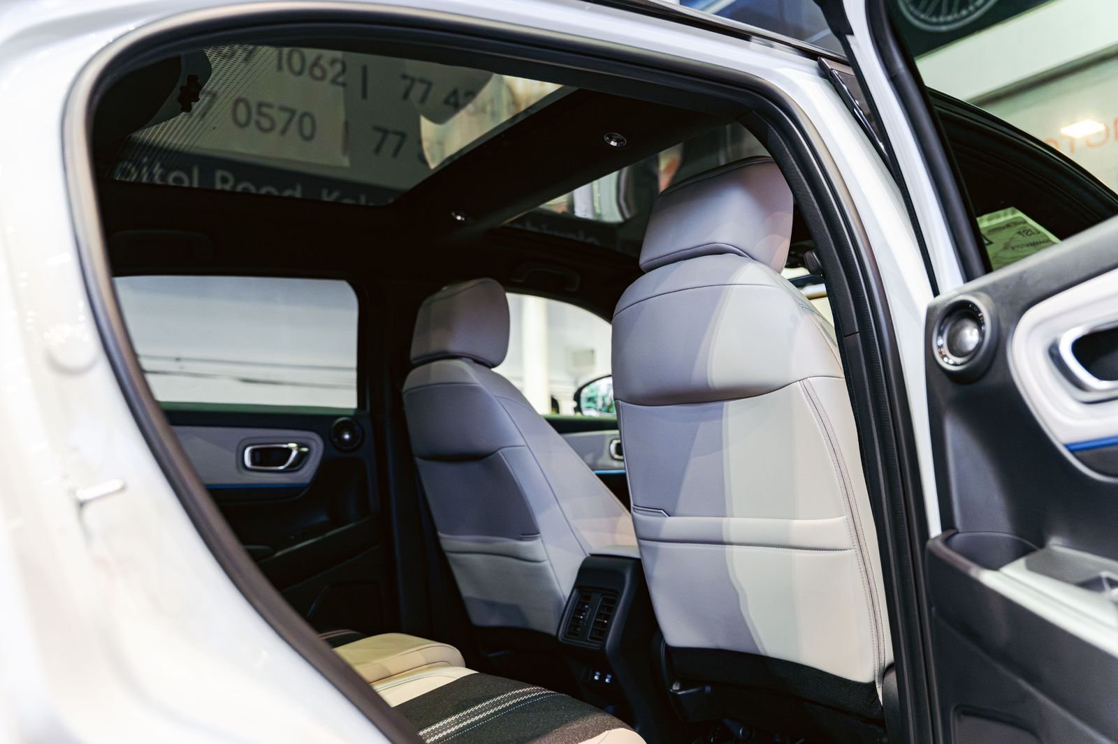 Honda Vezel Z Play Moonroof 2025 Sunlight White