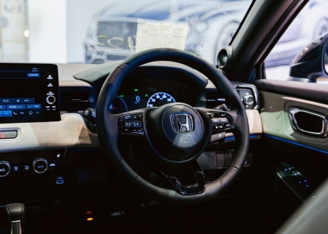 Honda Vezel Z Play Moonroof 2025 Sunlight White