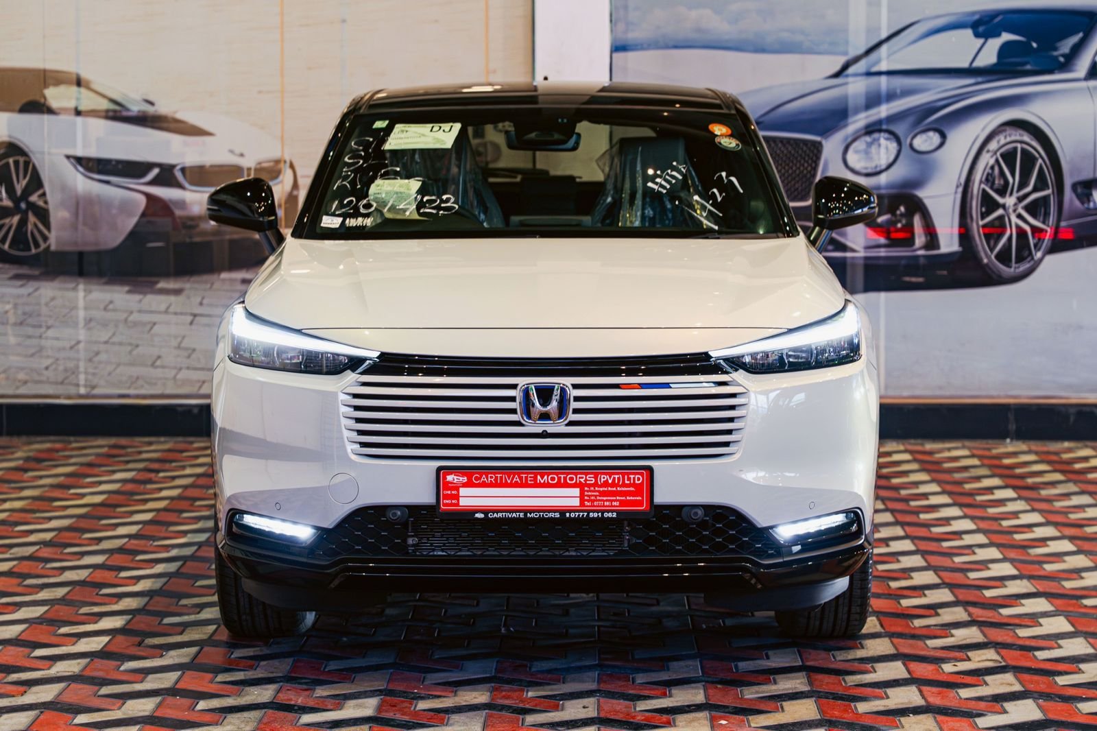 Honda Vezel Z Play Moonroof 2025 Sunlight White