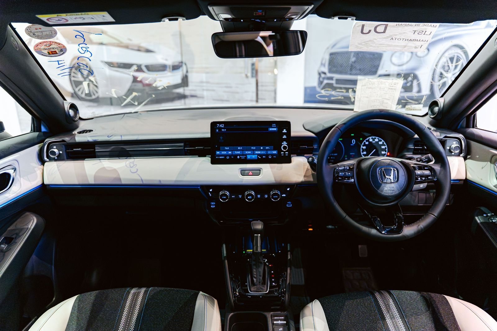 Honda Vezel Z Play Moonroof 2025 Sunlight White